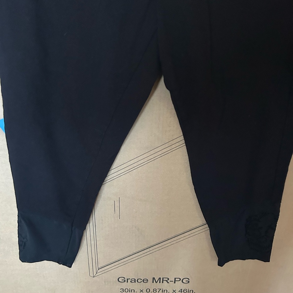 Torrid flocked skull ankle design leggings.